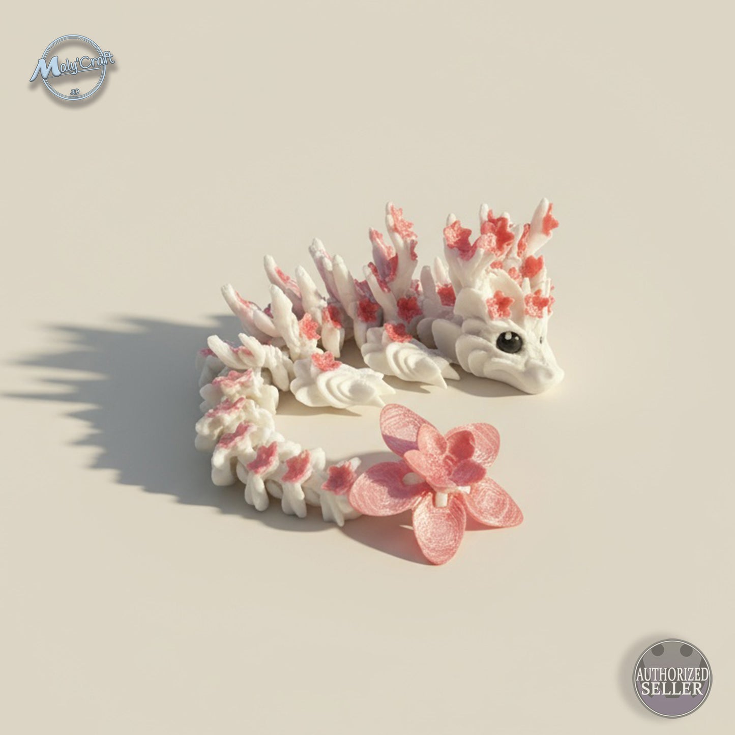 Sakura articulated dragon in white and pink, designed by Cinderwing3D and 3D printed by Maly’Craft. Flexible figurine inspired by cherry blossoms, shown in various natural and minimalist settings. Perfect for decoration, collection, or as a poetic spring-themed gift.