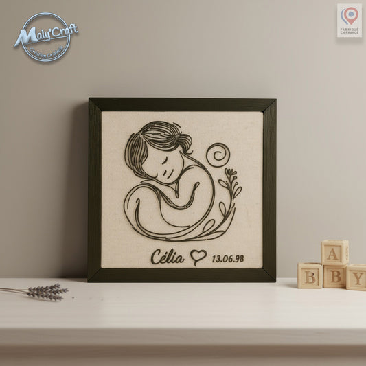 Cadre 3D Maly’Craft personnalisé avec dessin filaire d’enfant endormi, prénom et date gravés. Impression 3D sur tissu effet lin, cadre foncé élégant. Décoration murale poétique pour naissance ou souvenir d’enfance.