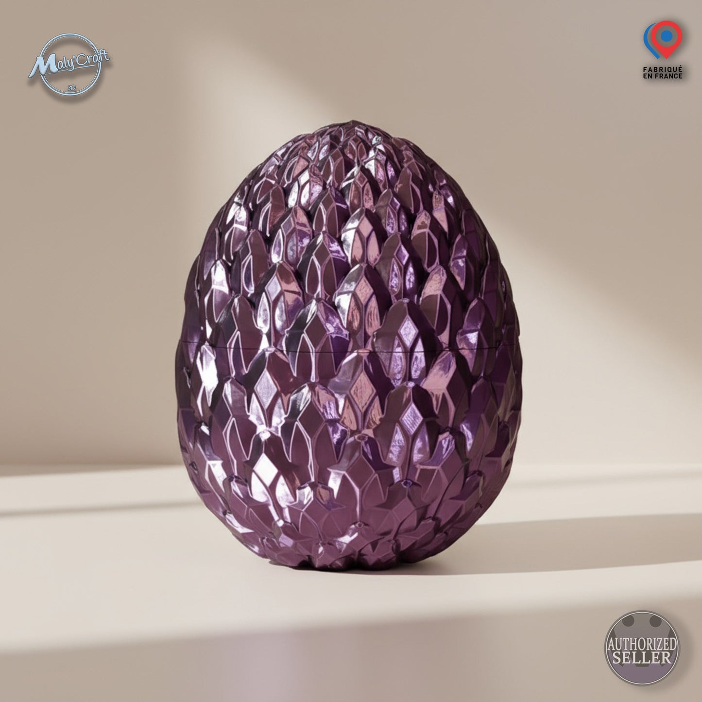 Zoom sur l'œuf de dragon Cristal violet au rendu brillant effet soie (Silk). Impression 3D haute définition avec filaments de marque premium réalisée artisanalement en France par MalyCraft. Modèle authentique sous licence officielle Cinderwing3D avec logos de certification.