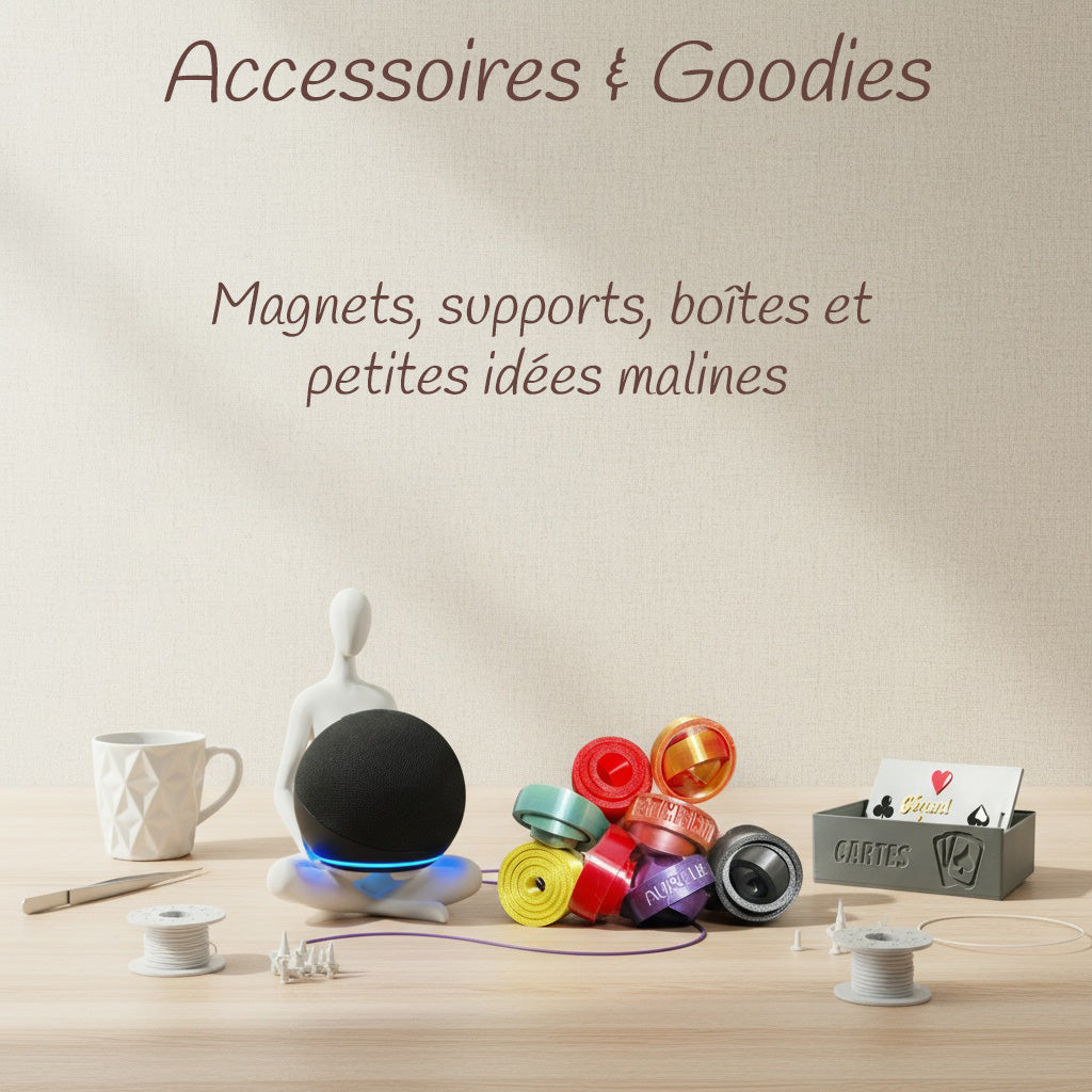 Accessoires 3D imprimés : magnet cœur, porte-clé personnalisé, boîte à savon et spinner gyroscope en PLA, posés sur fond bois et bobines pastel.