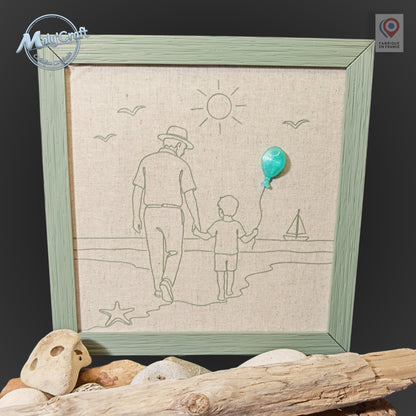 Peut inclure: Une décoration murale carrée encadrée représentant un dessin au trait d'un adulte et d'un enfant marchant sur une plage. La scène inclut un soleil, des oiseaux, un voilier et une étoile de mer. Un petit ballon turquoise brillant est fixé dessus.