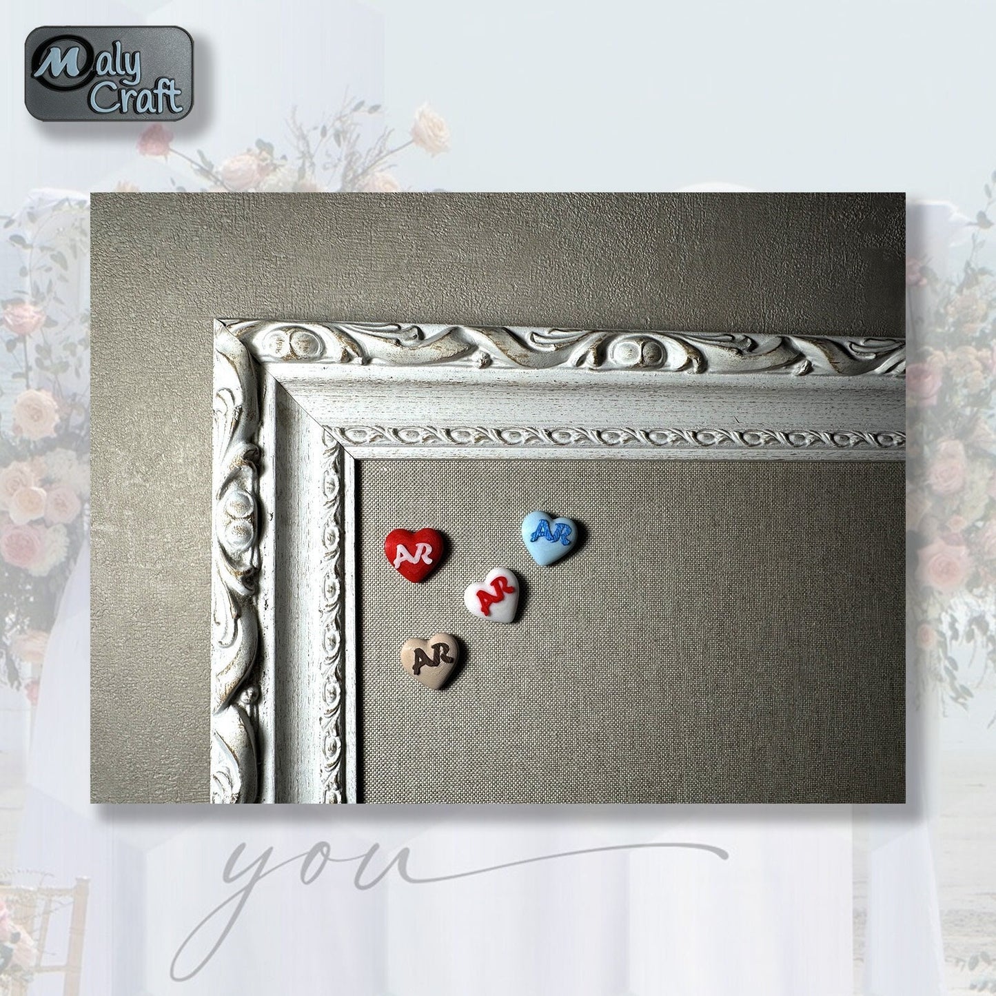 Lot de petits cœurs personnalisés en 3D avec initiales, posés sur un fond textile beige encadré, parfaits comme cadeaux d'invités de mariage.