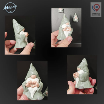 Figurine gnome déco nude Maly’Craft – version verte main en cœur, présentée sous différents angles en main – Création originale imprimée en 3D, style scandinave minimaliste, fabriquée en France
Nude gnome figurine Maly’Craft in sage green, 10 cm, shown in hand to illustrate size, 3D printed PLA, minimalist Scandinavian decor