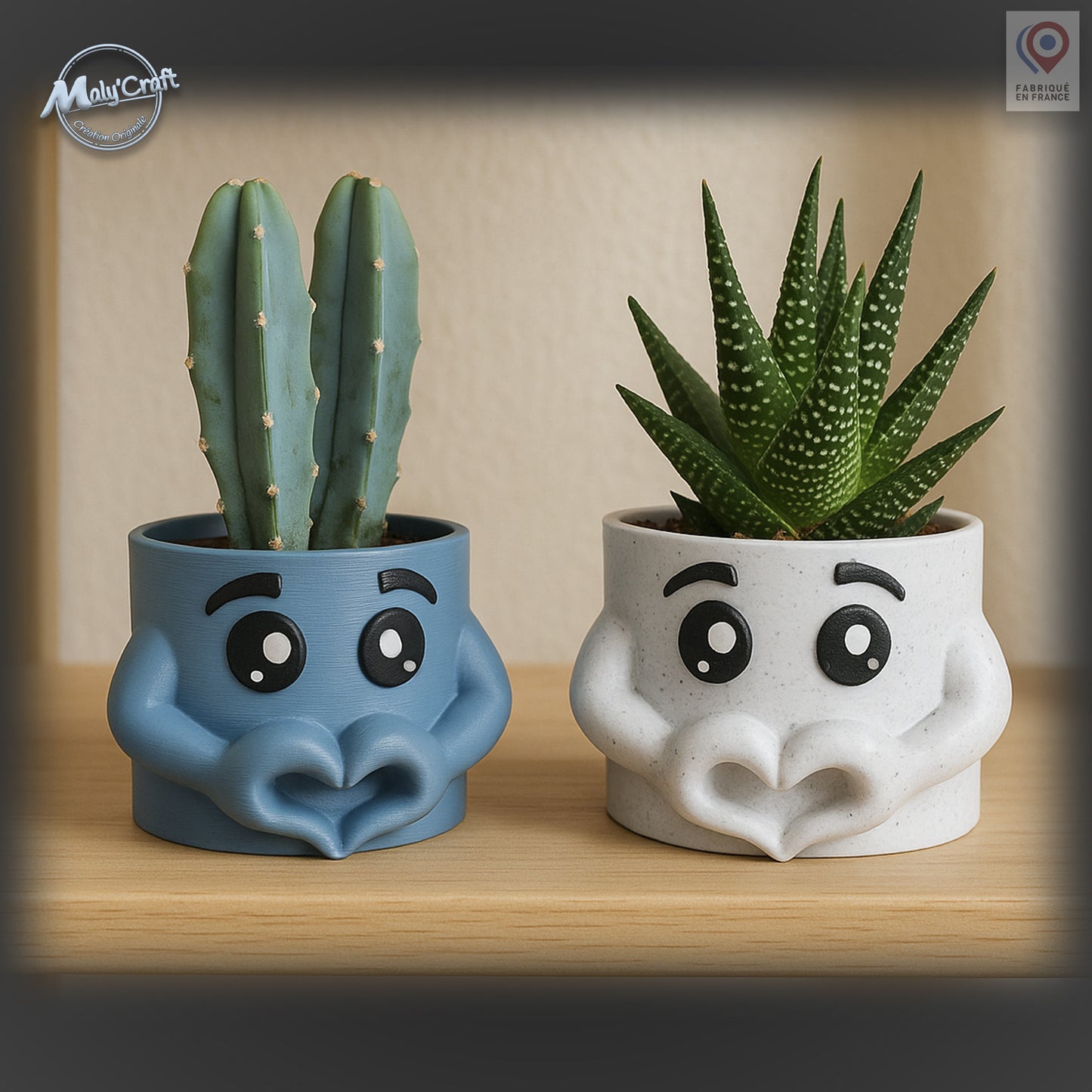3D printed decorative flower pot in blue with expressive cartoon eyes and arms forming a heart. A modern and original design, perfect to add a touch of fun and tenderness to home decor. Made in France, ideal for holding green plants or cacti and for offering as a unique and symbolic gift.