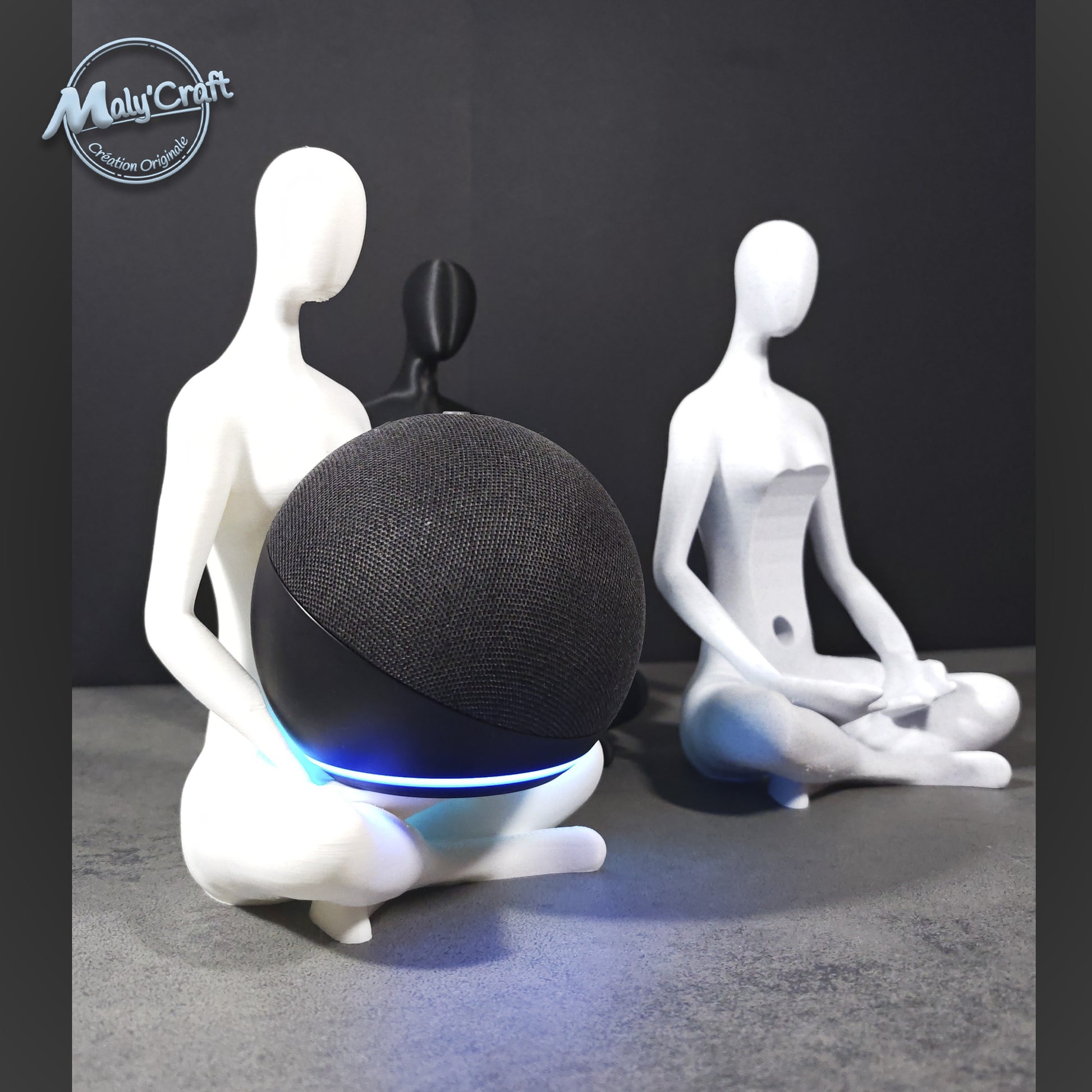 Support Alexa Echo Dot imprimé en 3D, figurine minimaliste assise en position du lotus. Design zen, moderne et personnalisable, fabriqué en France.
3D printed Echo Dot stand, minimalist figurine in lotus pose. Zen and modern design, customizable, handmade in France.