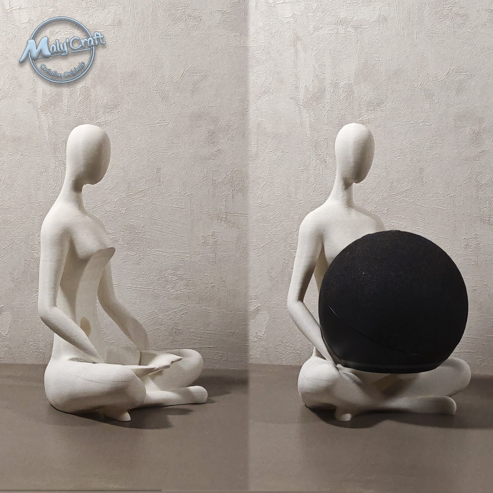 Comparatif du support Echo Dot Alexaimprimé en 3D en forme de figurine lotus : à gauche sans enceinte, à droite avec l’Echo Dot inséré. Design minimaliste et zen, fabrication française.
Comparison of the 3D printed Echo Dot stand in lotus pose figurine: left without the speaker, right with the Echo Dot inserted. Minimalist and zen design, handmade in France.