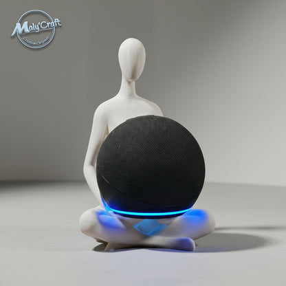 Support Echo Dot en forme de silhouette méditative – création originale Maly’Craft imprimée en 3D. Une figurine minimaliste blanche en position lotus tenant une enceinte connectée noire, design épuré et moderne pour décoration zen.