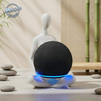 Support Maly’Craft pour enceinte Alexa Echo Dot, figurine zen en position de méditation imprimée en 3D. Design minimaliste en PLA blanc, parfait pour une déco zen et moderne. Scène apaisante avec galets et bambous en arrière-plan.