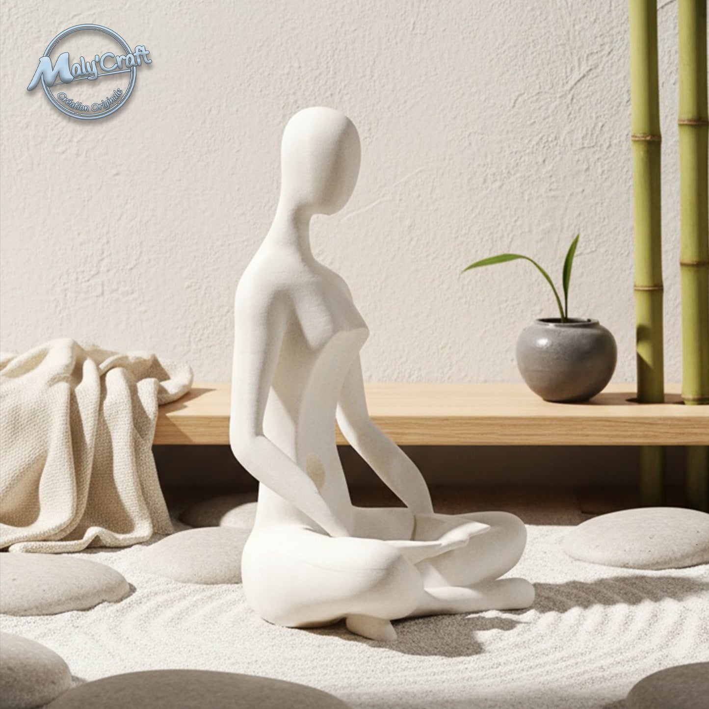 Sculpture minimaliste Maly’Craft en position de méditation, imprimée en 3D en PLA blanc. Style épuré et zen, idéale pour une déco apaisante. Photographie en lumière naturelle avec bambous et galets sur fond neutre.