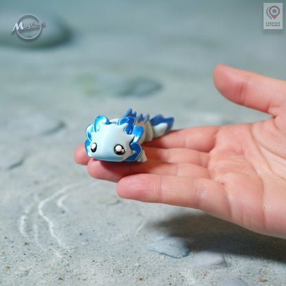 FR : Mini axolotl articulé tenu dans la main – Layers in Green, Maly’Craft
EN : Mini articulated axolotl in hand – Layers in Green design, Maly’Craft
