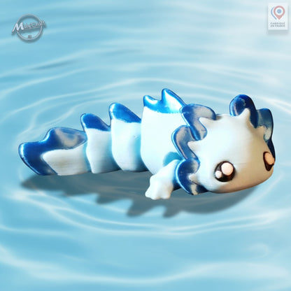 FR : Figurine axolotl articulée bleue – création Layers in Green, Maly’Craft
EN : Articulated blue axolotl figurine – Layers in Green creation by Maly’Craft