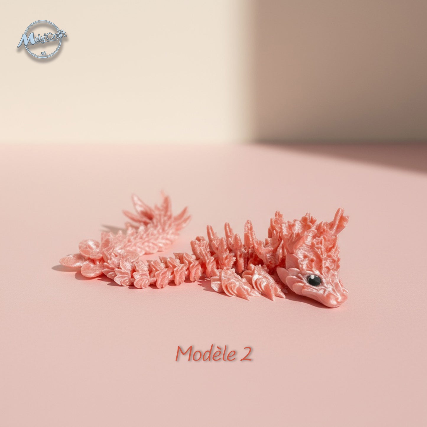 Dragon articulé Sakura blanc et rose, création Cinderwing3D, imprimé en 3D par Maly’Craft. Figurine flexible inspirée des fleurs de cerisier, présentée dans différents décors naturels et sur fond uni. Idéale pour la décoration, la collection ou un cadeau poétique aux tons printaniers.