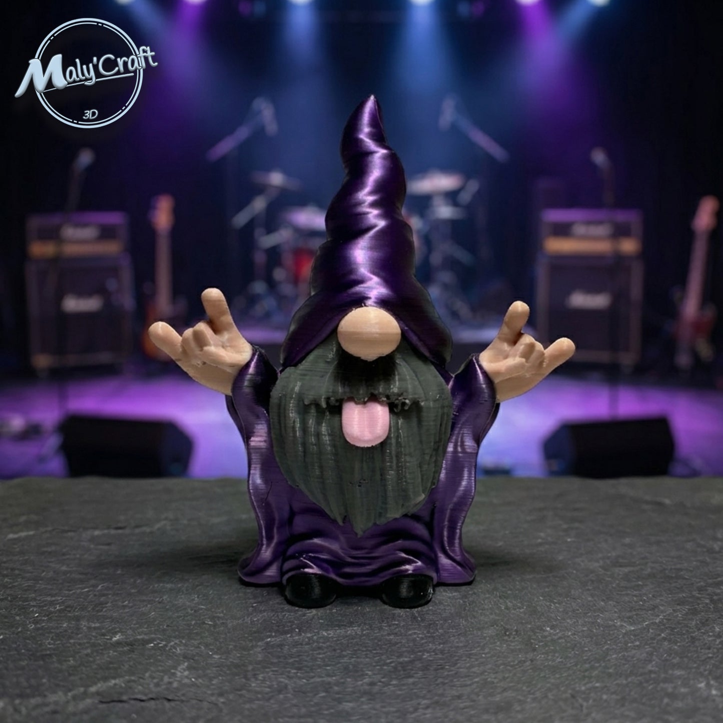 Gnome rockeur violet et noir faisant le signe des cornes sur une scène de concert, figurine impression 3D.