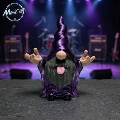 Gnome rockeur violet et noir faisant le signe des cornes sur une scène de concert, figurine impression 3D.