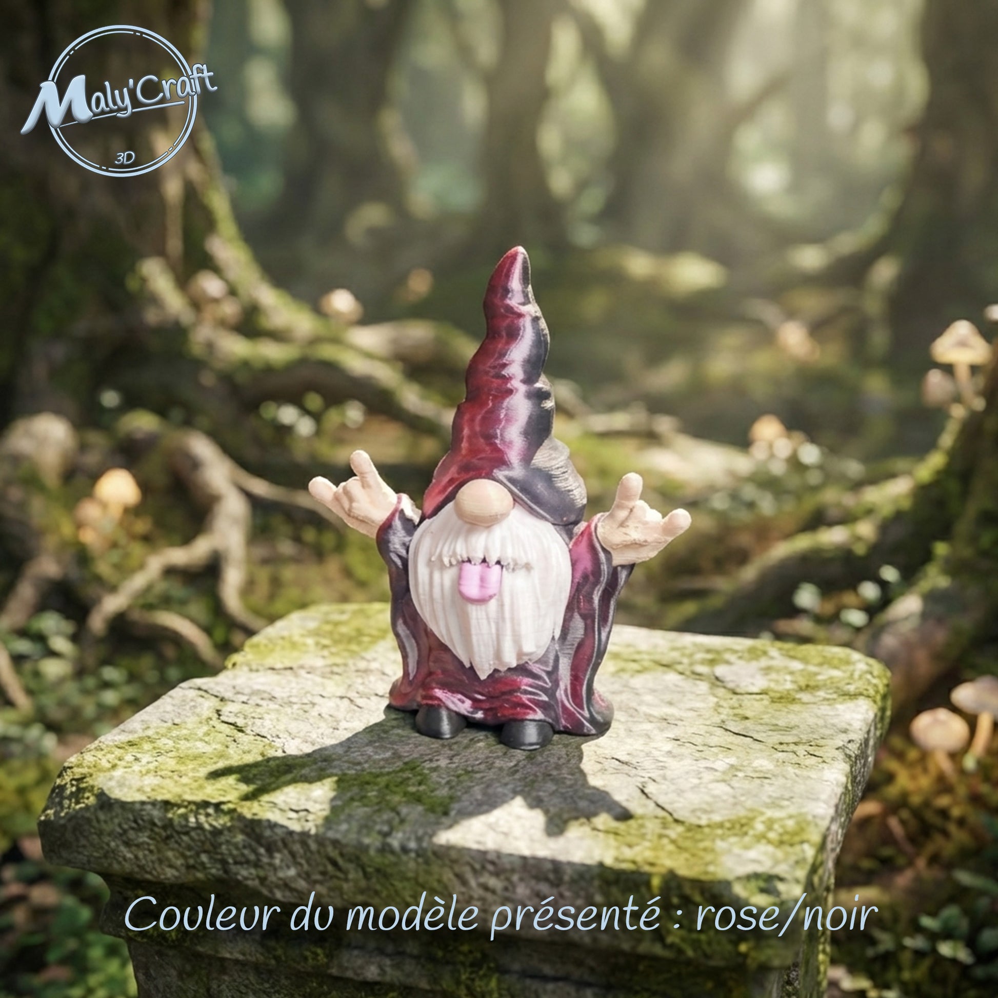 Petit gnome décoratif rockeur couleur rose et noir mis en scène dans un décor naturel.