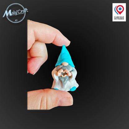 Gnome aimanté bleu & blanc Marseille – Figurine 3D “Mains en cœur” – Création Maly’Craft