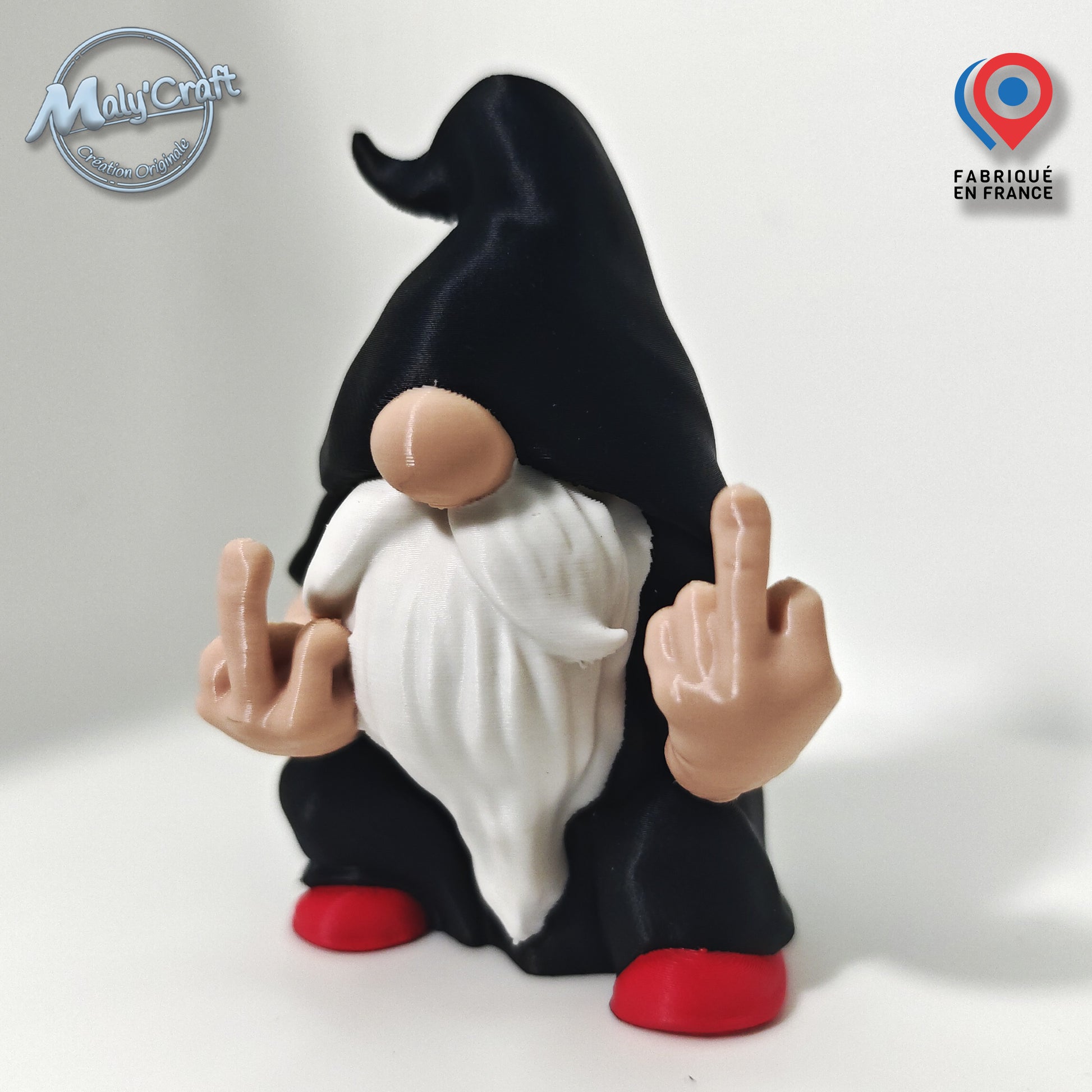 Figurine de gnome humoristique et rebelle de 9 cm, modélisée et réalisée en impression 3D de précision dans mon atelier en France. Ce personnage arbore un bonnet noir mat, une barbe blanche détaillée et des chaussures rouges, tout en effectuant un double doigt d'honneur. La finition est lisse et qualitative grâce à l'usage de filaments de marques premium (Panchroma, Polymaker). Un objet de décoration original, disponible en version multicolore ou en couleur unique selon vos choix.