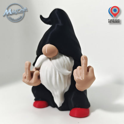 Figurine de gnome humoristique et rebelle de 9 cm, modélisée et réalisée en impression 3D de précision dans mon atelier en France. Ce personnage arbore un bonnet noir mat, une barbe blanche détaillée et des chaussures rouges, tout en effectuant un double doigt d'honneur. La finition est lisse et qualitative grâce à l'usage de filaments de marques premium (Panchroma, Polymaker). Un objet de décoration original, disponible en version multicolore ou en couleur unique selon vos choix.