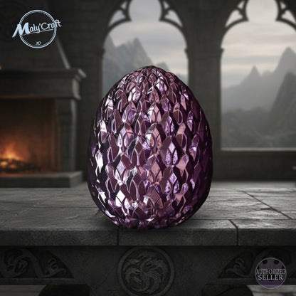 Œuf de dragon 3D Maly’Craft en PLA violet effet métal, design écaille détaillé. Création fantasy inspirée de l’univers médiéval, photographiée dans un décor de château avec feu de cheminée.