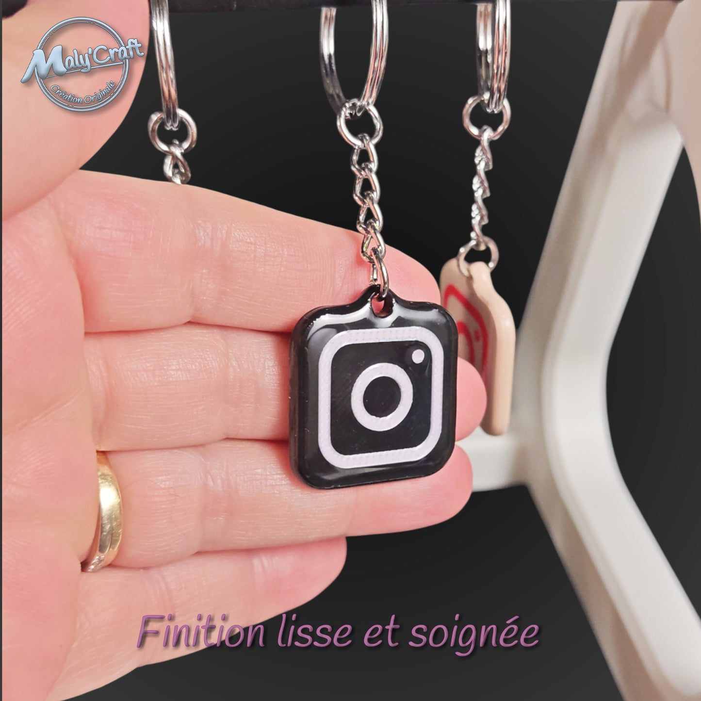 Finition brillante du logo Instagram sur porte-clé NFC – handmade in France – smooth resin surface