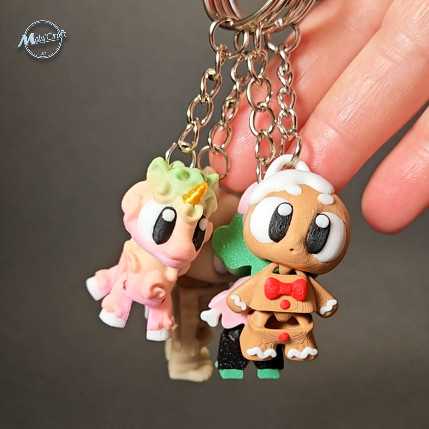 Main tenant plusieurs porte-clés articulés de la collection Fun & Fantasy pour montrer l'échelle et la qualité des détails.