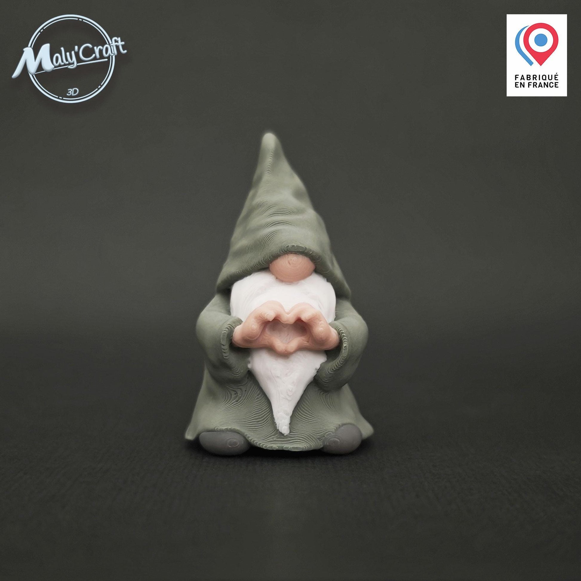 Gnome décoratif en PLA vert sauge avec barbe blanche et mains formant un cœur – Figurine 10 cm style scandinave minimaliste – Création exclusive Maly’Craft, fabriquée en France
Nude gnome decor Maly’Craft in sage green PLA, 10 cm original figurine 3D printed, minimalist Scandinavian design, made in France