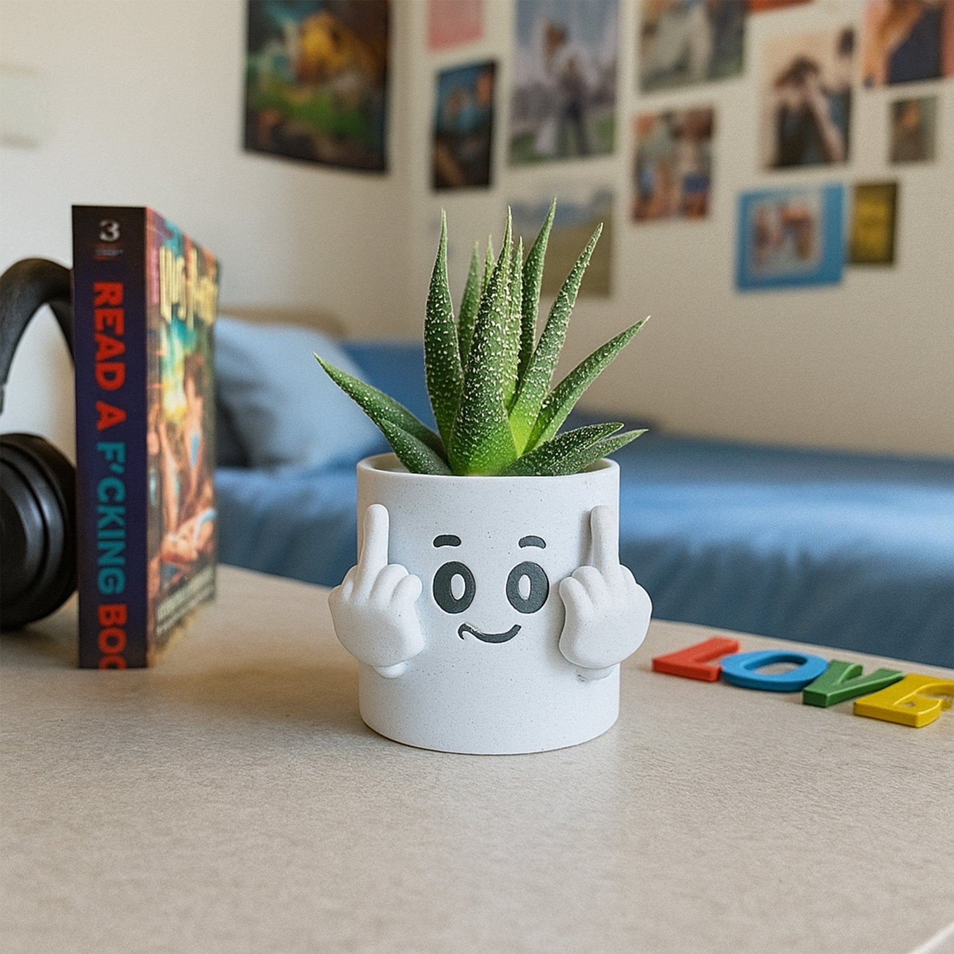 Cache-pot fuck majeurs levés Maly’Craft marbre, visage souriant et doigts levés, idéal pour succulentes.