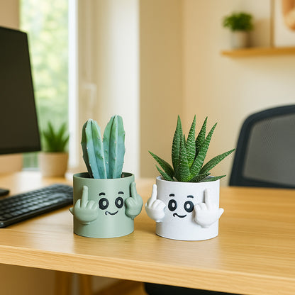 Cache-pots décoratifs humoristiques Maly’Craft vert et marbre, visage souriant et doigts levés, sur bureau.