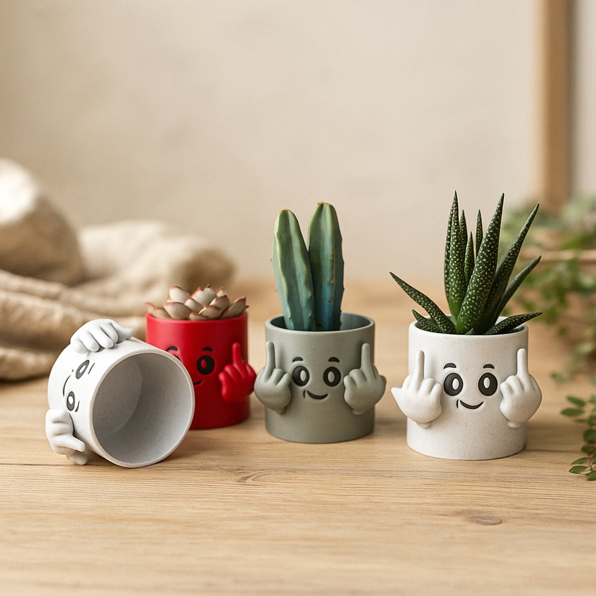 Cache-pots décoratifs humoristiques Maly’Craft en rouge, vert et blanc, visage souriant et doigts levés.