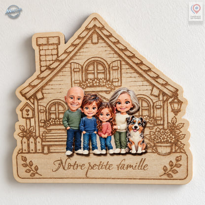 Vue rapprochée d’une maison de famille personnalisée en bois gravé, accrochée sur un mur blanc. Deux grands-parents, un garçon, une fille et un chien sont réunis en portraits chibi colorés en relief. L’inscription Notre petite famille est gravée sous le groupe, avec des motifs de feuilles de chaque côté.
Close-up of a personalized wooden family house hanging on a white wall. Colorful raised chibi portraits depict two grandparents, a boy, a girl and a dog. The French inscription Notre petite famille is engra