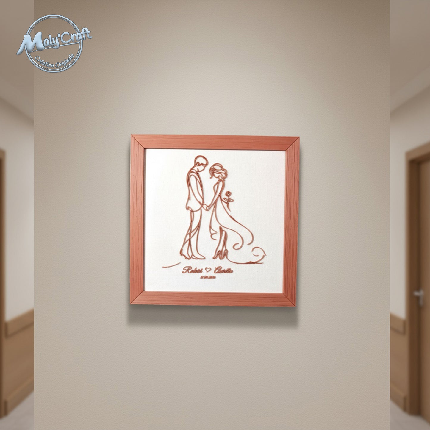 Cadre mariage terracotta sur tissu blanc accroché au mur d’un couloir. Objet décoratif artisanal de 23 x 23 cm, design filaire imprimé en 3D par Maly’Craft.