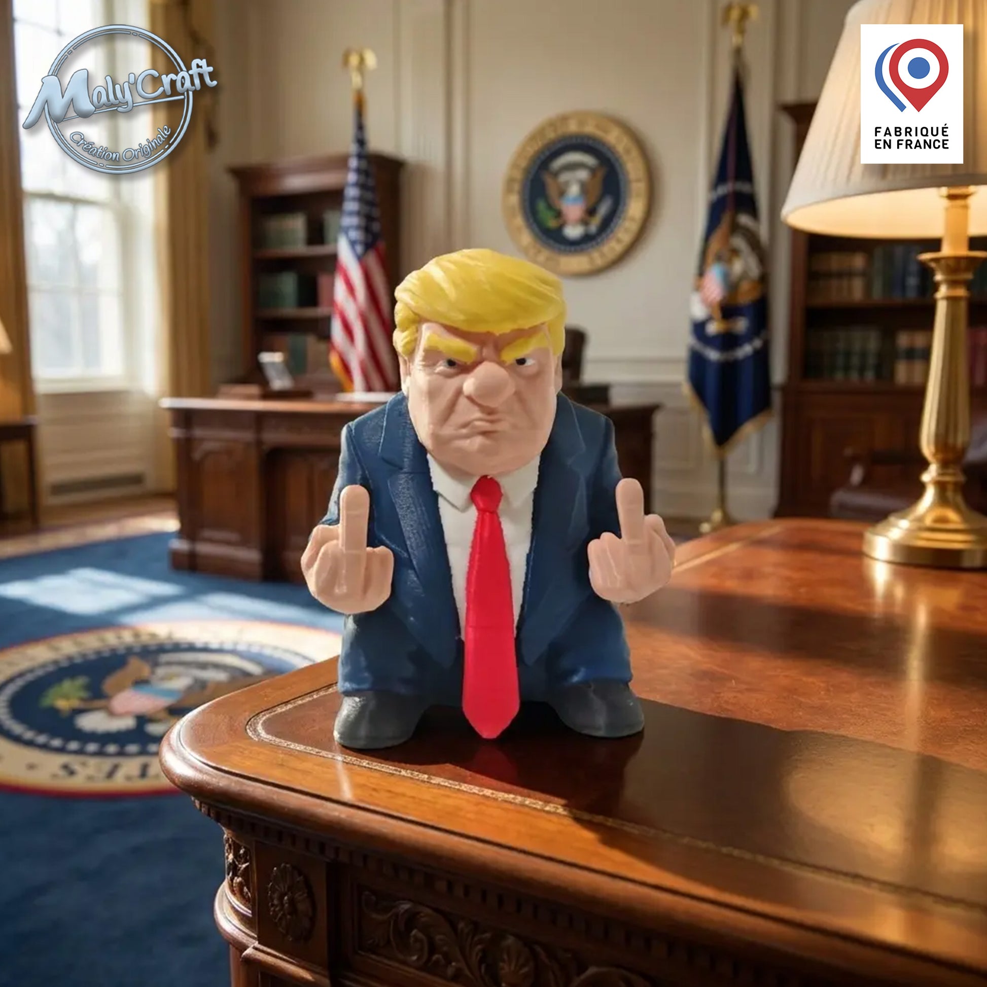 Figurine de collection Trump sans nez de clown, vue de face sur un bureau de prestige, mettant en valeur l'aspect décoratif et satirique. 
La finition est précise et qualitative grâce à l'usage de filaments de marques premium (Panchroma, Polymaker, Sunlu, Bambulab...)