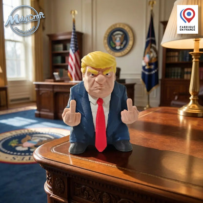 Figurine de collection Trump sans nez de clown, vue de face sur un bureau de prestige, mettant en valeur l'aspect décoratif et satirique. 
La finition est précise et qualitative grâce à l'usage de filaments de marques premium (Panchroma, Polymaker, Sunlu, Bambulab...)