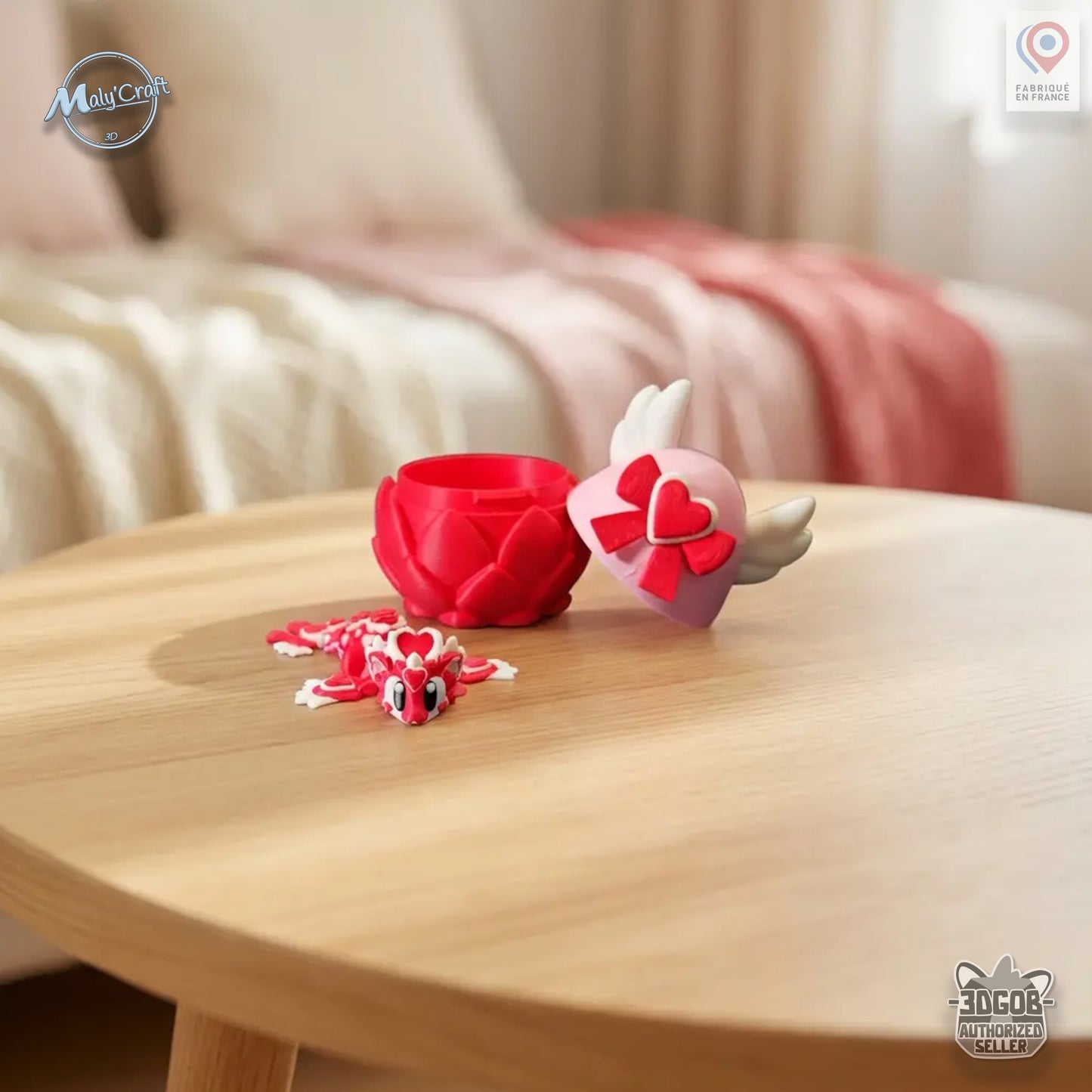 Figurine dragon articulé rouge et blanc avec détails de cœurs sur le corps, création éco-responsable en amidon de maïs.