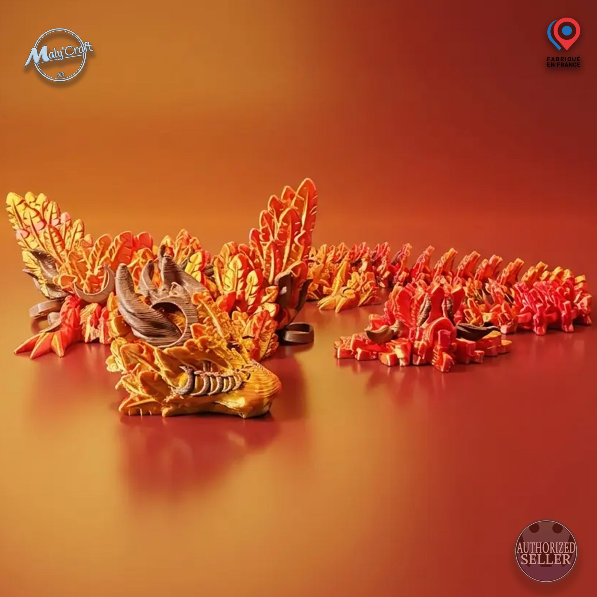 Dragon flexible imprimé en 3D posé sur une surface en bois, entouré de pommes de pin, de mousse et de feuilles mortes. Mise en scène d'ambiance forestière montrant le dragon comme objet de décoration intérieure sur le thème de l'automne.