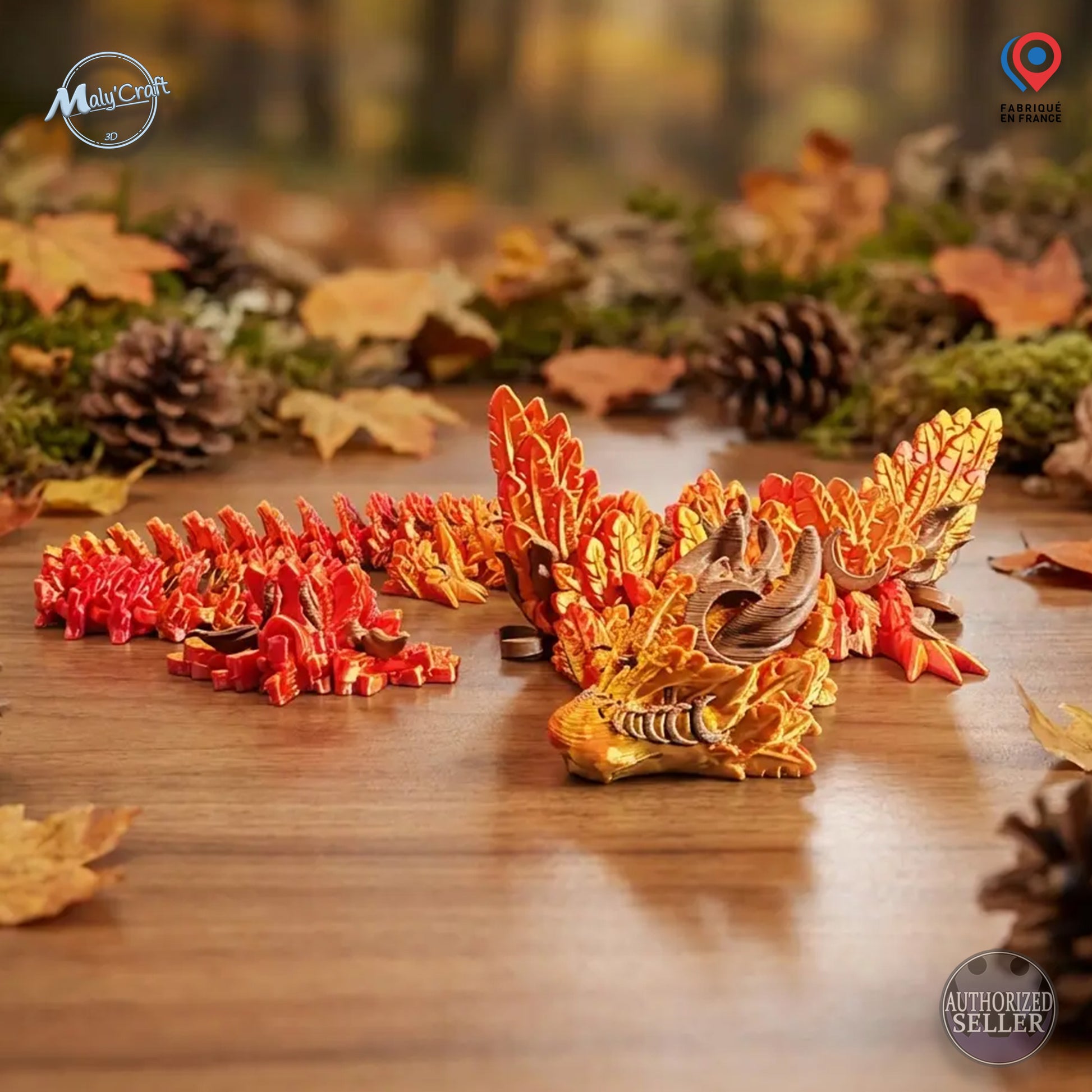 Figurine de dragon articulé avec un design d'écailles en feuilles. Impression 3D en filament brillant aux couleurs d'automne (orange, or, rouge). Vue complète du produit sur un fond studio dégradé rouge pour montrer la qualité de finition.