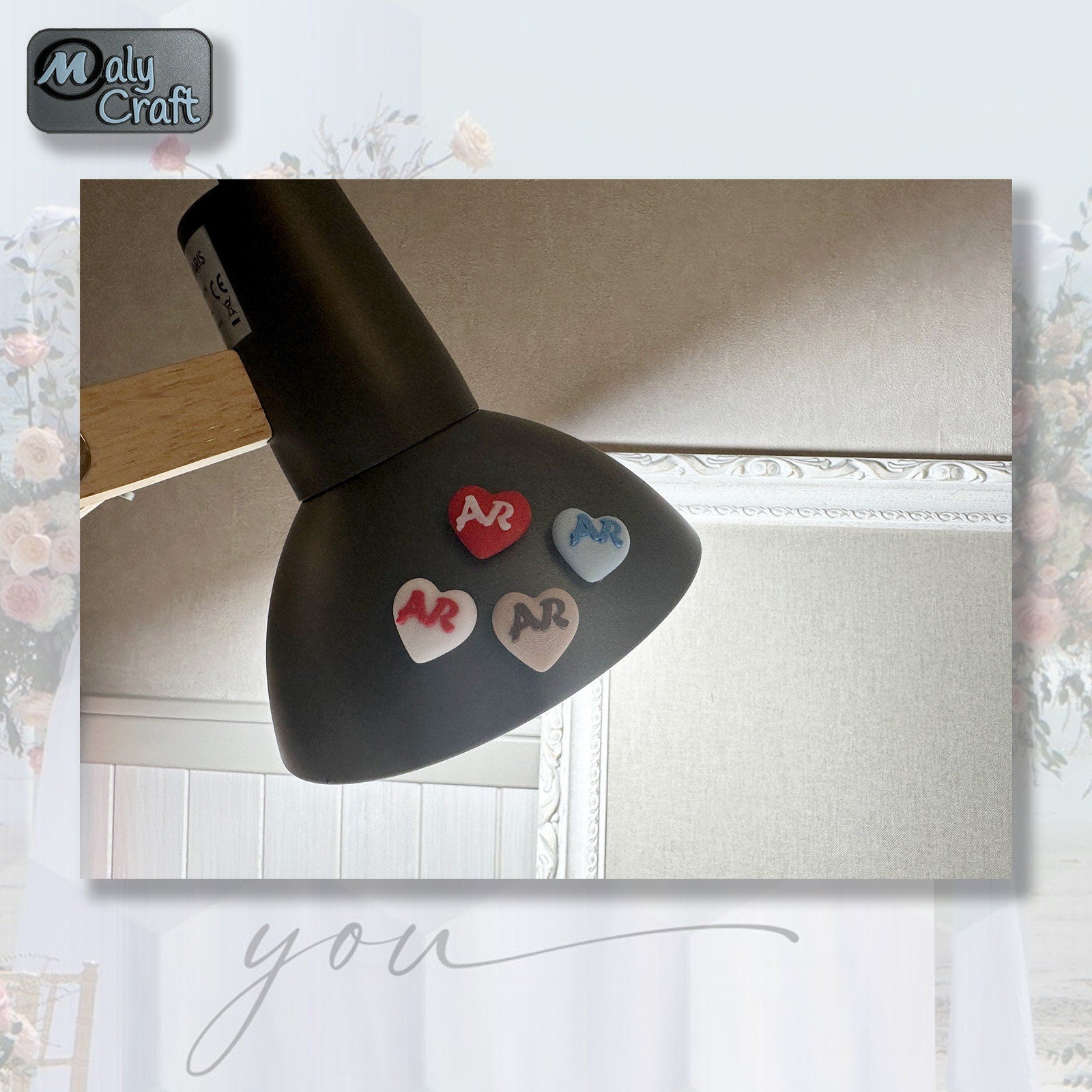 Cœurs personnalisés aimantés avec initiales, fixés sur une lampe noire – Démonstration de l’option magnétique.