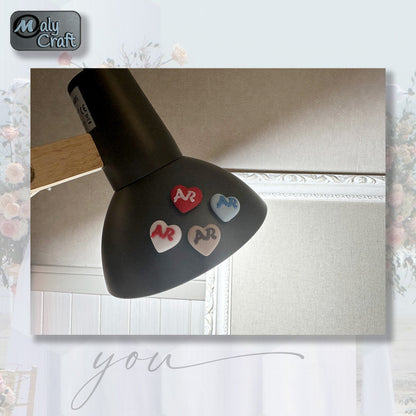 Cœurs personnalisés aimantés avec initiales, fixés sur une lampe noire – Démonstration de l’option magnétique.