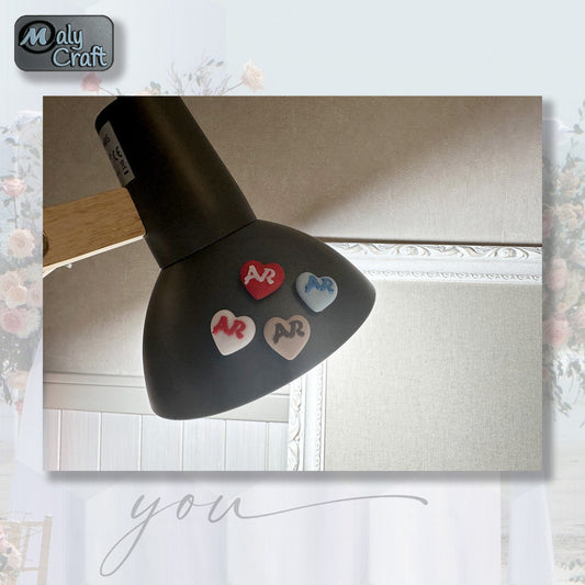 Cœurs personnalisés aimantés avec initiales, fixés sur une lampe noire – Démonstration de l’option magnétique.