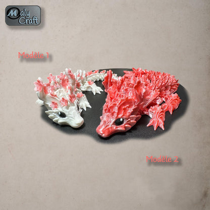 Dragon articulé Sakura blanc et rose, création Cinderwing3D, imprimé en 3D par Maly’Craft. Figurine flexible inspirée des fleurs de cerisier, présentée dans différents décors naturels et sur fond uni. Idéale pour la décoration, la collection ou un cadeau poétique aux tons printaniers.