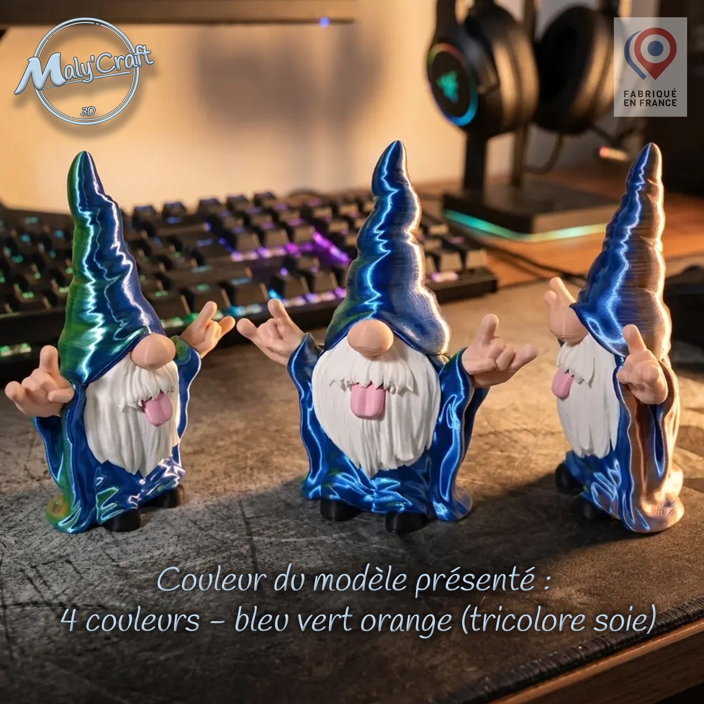 Trois gnomes rockers faisant le signe des cornes, impression 3D de précision réalisée avec un filament tricolore soie bleu vert cuivre. Statuettes décoratives pour bureau geek sur un tapis de souris gamer, ambiance chaleureuse "Fabriqué en France" avec clavier mécanique en arrière-plan.