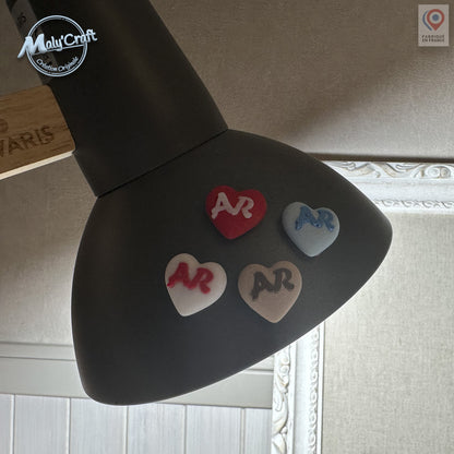 Magnets cœur personnalisés en PLA biosourcé, présentation des coloris disponibles rouge blanc et gris, initiales sur mesure, fabrication française
