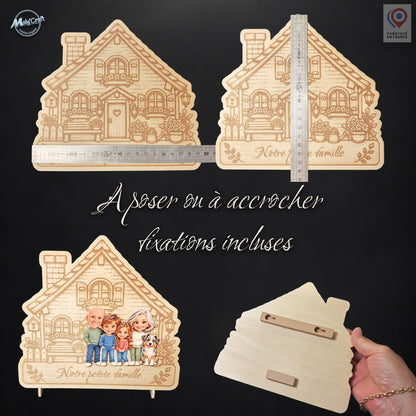 Visuel présentant les dimensions et les modes d’installation d’une maison de famille personnalisée en bois. Deux vues avec des règles montrent la largeur et la hauteur ; une maison avec quatre personnages et un chien est posée sur un chevalet. Une photo du dos montre les éléments de fixation, annoncés comme inclus.
Composite explaining the dimensions and display options of a personalized wooden family house. Rulers show its width and height, a completed plaque with four people and a dog stands on an easel, 