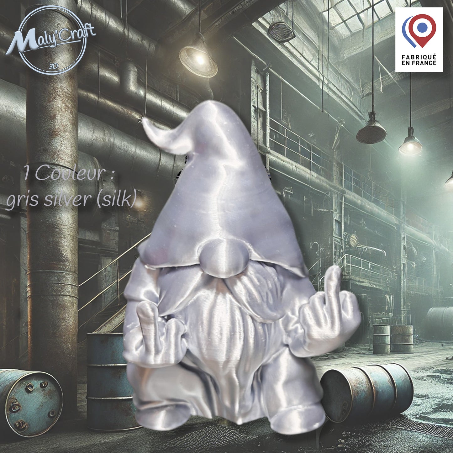 Vue détaillée du "Gnome Rebelle" de 9cm, création originale modélisée et imprimée en 3D en France par MalyCraft. Le gnome argenté fait un double doigt d'honneur au centre d'un décor industriel grimy.