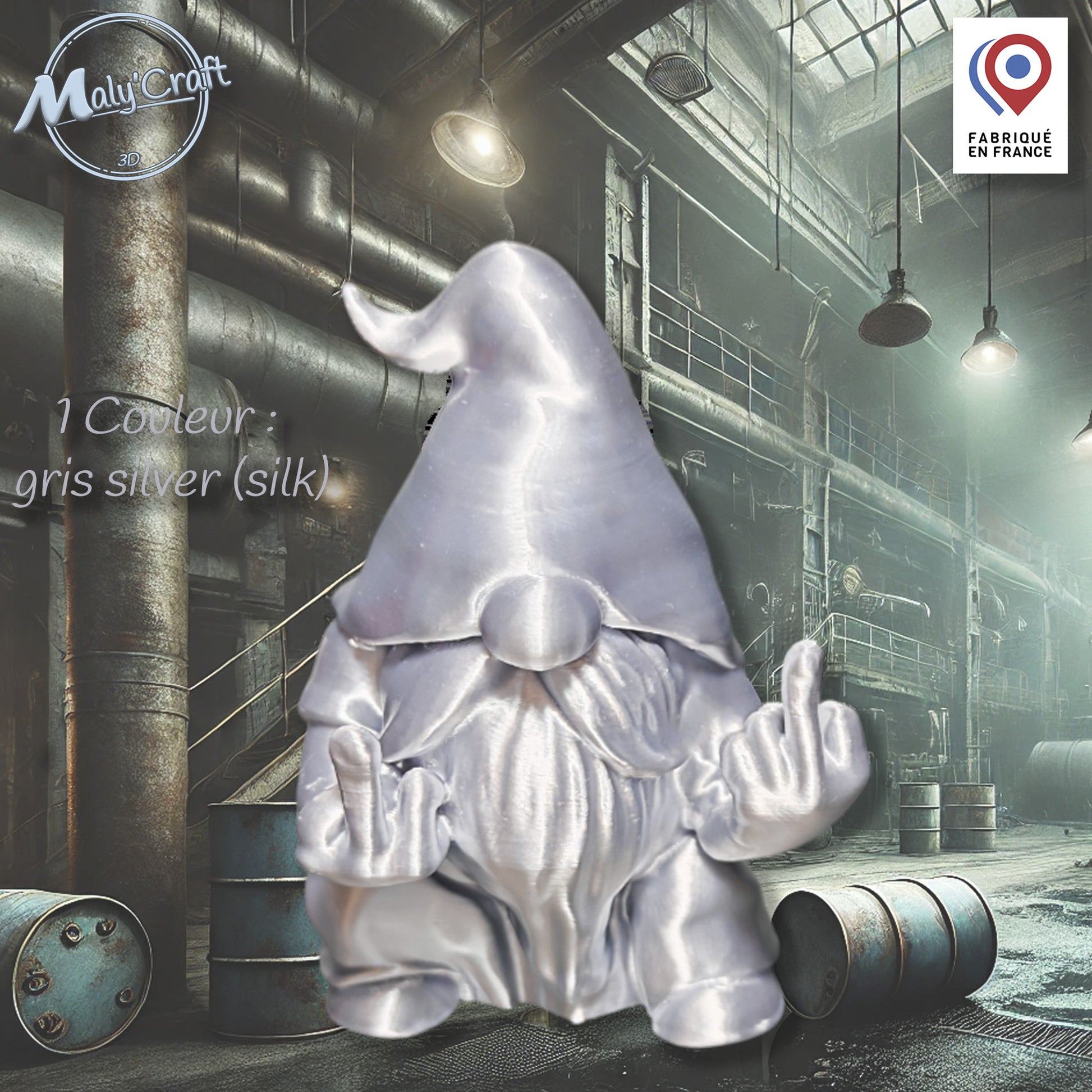 Vue détaillée du "Gnome Rebelle" de 9cm, création originale modélisée et imprimée en 3D en France par MalyCraft. Le gnome argenté fait un double doigt d'honneur au centre d'un décor industriel grimy.