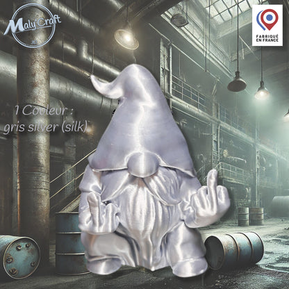 Vue détaillée du "Gnome Rebelle" de 9cm, création originale modélisée et imprimée en 3D en France par MalyCraft. Le gnome argenté fait un double doigt d'honneur au centre d'un décor industriel grimy.