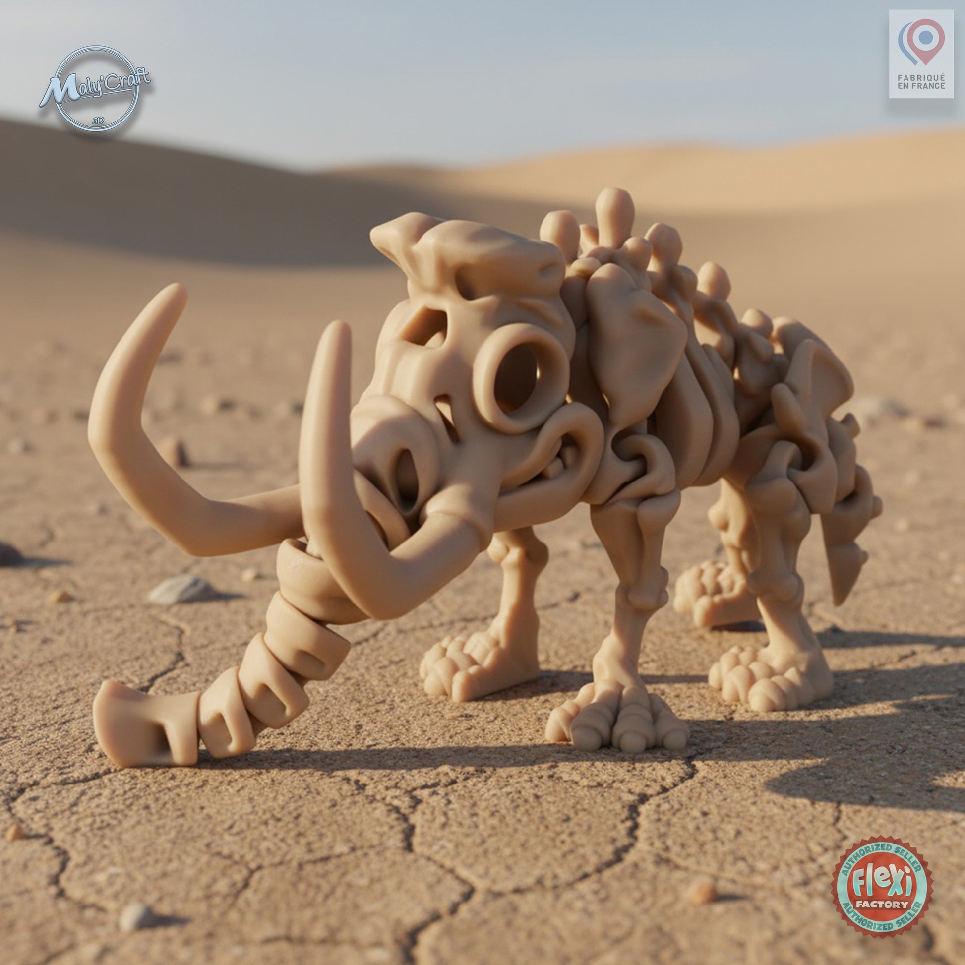 Mammouth articulé fossile Flexi Factory, imprimé en 3D et photographié sur sable désertique. Modèle articulé beige imprimé par Maly’Craft.
