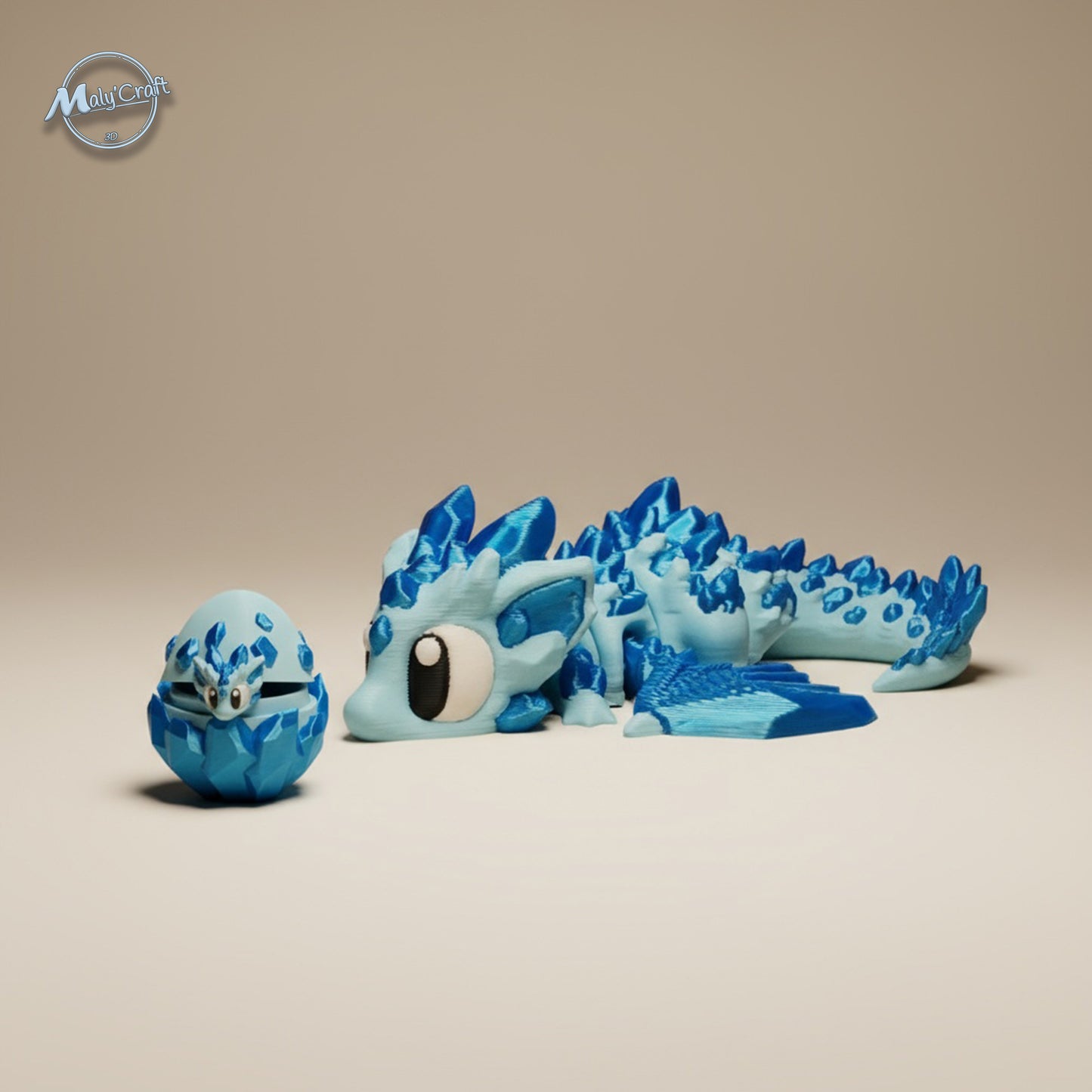 Dragon de glace articulé bleu signé Maly’Craft, imprimé en 3D avec précision. Cette figurine fantasy représente un petit dragon des neiges au regard expressif, allongé sur un sol givré. Chaque articulation est mobile pour une manipulation fluide. Une création artisanale fabriquée en France, idéale pour les amateurs de dragons, de mythes et d’univers gelés.