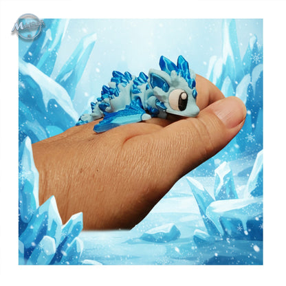 Petit dragon de glace articulé bleu, présenté dans la main pour montrer sa taille. Une figurine fantasy signée 3DGOB, imprimée en 3D avec soin et détails fins. Ce mini dragon incarne la magie et la délicatesse des créatures de glace, parfait pour offrir ou exposer.