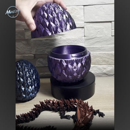 Œuf de dragon violet Maly’Craft ouvert en deux parties, servant d’écrin avec un dragon articulé marron à proximité